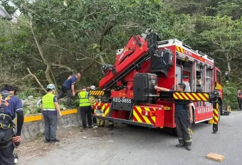 南投竹山砂石車失控！下坡彎道衝破護欄　駕駛慘遭拋飛17層樓亡