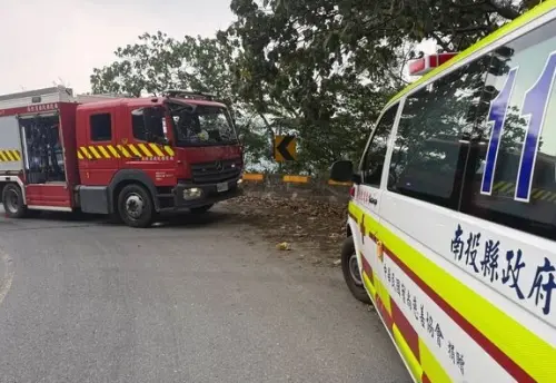 ▲17日南投縣竹山砂石車失控墜谷，駕駛拋飛至約17層樓深處身亡，警消動員空拍機與繩索吊掛救援。（圖／翻攝畫面）