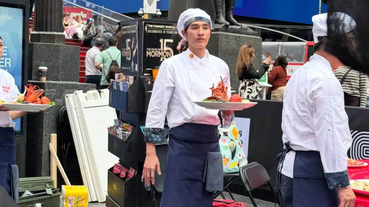 ▲台灣實境節目《請世界吃桌》昨（17）日在紐約時代廣場拍攝辦桌婚禮，藍正龍（如圖）、隋棠、千千現身引發圍觀，成功將台灣文化推向國際。（圖／vivian_nyclife授權提供）