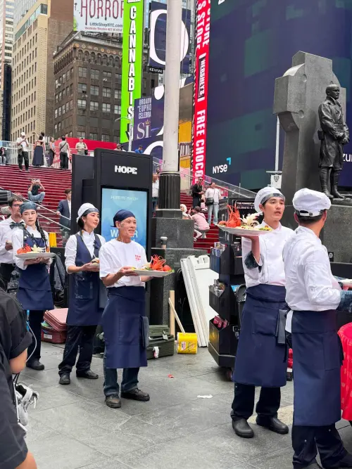 ▲昨日有人在紐約廣場舉辦台式婚禮，現場總鋪師竟然是藍正龍（右2）、隋棠（左2）、千千（左1）等人。（圖／vivian_nyclife授權提供）