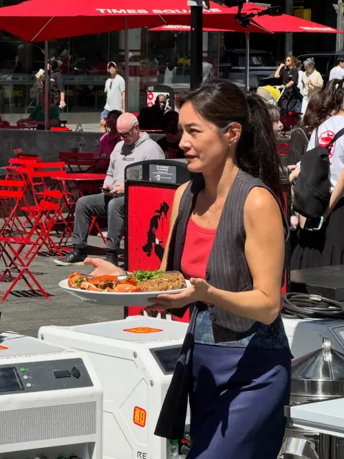 ▲Janet作為主持人之一，也下場幫忙端菜。（圖／vivian_nyclife授權提供）