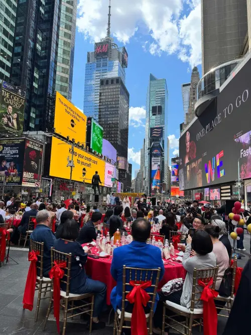 ▲這場別開生面的台式婚宴，吸引大批紐約客駐足拍照、留念。（圖／vivian_nyclife授權提供）