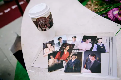 ▲《21世紀大君夫人》沉浸式快閃店限量主題小卡，一套總共9張。（圖／Disney+）