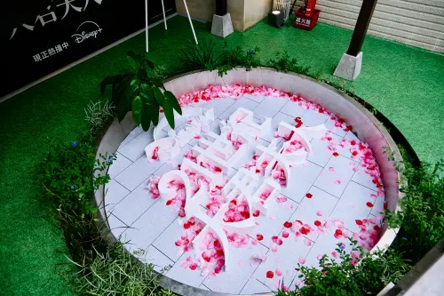 ▲《21世紀大君夫人》華麗庭園也神還原。（圖／Disney+）