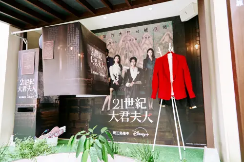 ▲《21世紀大君夫人》大婚拍貼機與劇中服裝。（圖／Disney+）