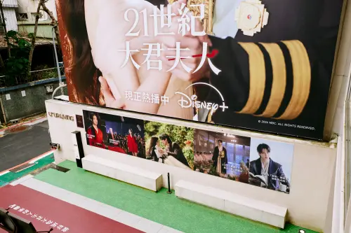 ▲《21世紀大君夫人》IU、邊佑錫金句牆。（圖／Disney+）