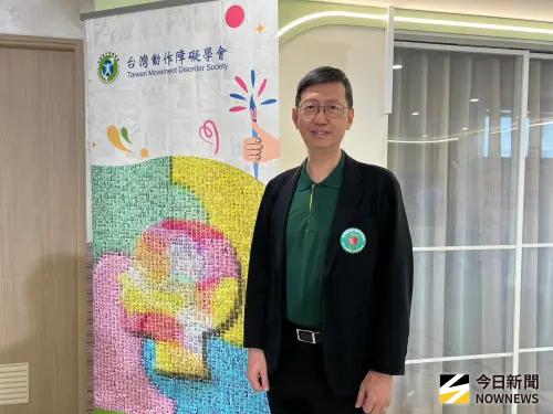 ▲台灣動作障礙學會理事長葉篤學表示，透過音樂及節奏帶動身體律動，可幫助動作控制、刺激大腦多巴胺分泌。（圖／記者張乃文攝）