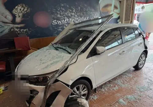 高齡駕駛又出事！71歲婦「整台車」衝進85度C　用餐男客慘被撞死