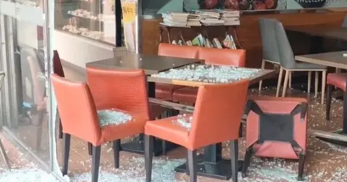 ▲ 18日上午苗栗頭份重大車禍，71歲女駕駛停車失控暴衝衝入85度C，店內用餐的49歲男子遭撞送醫不治。（圖／翻攝畫面）