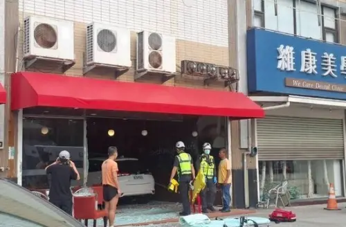 ▲ 18日上午苗栗頭份重大車禍，71歲女駕駛停車失控暴衝衝入85度C，店內用餐的49歲男子遭撞送醫不治。（圖／翻攝畫面）