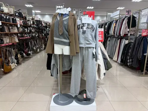 ▲比起 UNIQLO 的極簡，Avail 的設計更具強烈風格，即便是一般的學院風也能穿出獨特的日系街頭感。（圖／Shimamura.group 官方臉書粉專）