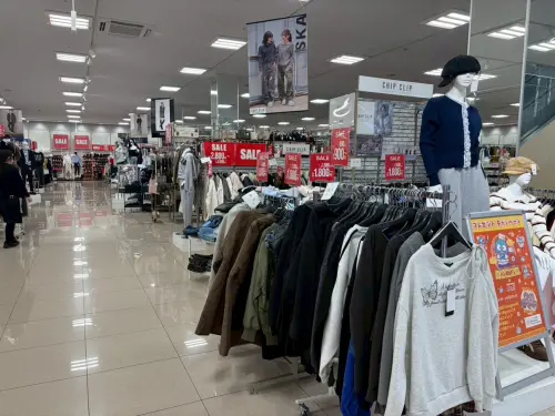 ▲大學 T 與連帽衛衣是 Avail 的常年熱銷款，且經常出現在特價專區，讓小資族輕鬆達成多層次穿搭。（圖／Shimamura.group 官方臉書粉專）