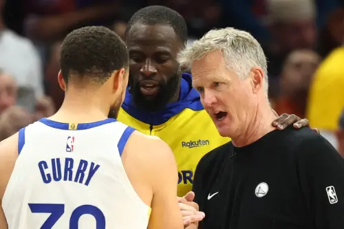 ▲轉播鏡頭捕捉到總教練科爾（Steve Kerr）與球隊王朝成員柯瑞（Steph Curry）、格林（Draymond Green）在板凳席上的一個深情擁抱。（圖／路透／達志影像）