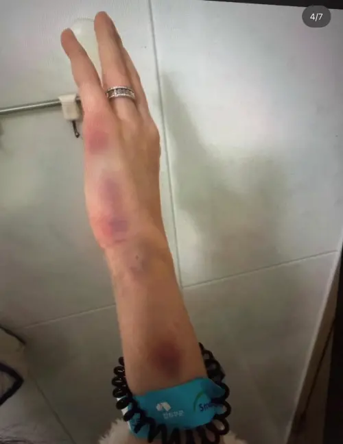 ▲金政勳的老婆每天被打，躲到廁所拍下證據。（圖／Theqoo）