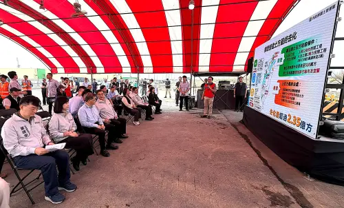 ▲國土管理署長蔡長展（立者）簡報說明土方工程流向監控體系。未來收容過程將嚴格要求裝設 GPS 定位與 CCTV 全程監測，透過行政調度與透明制度，杜絕非法棄置風險。（圖／國土署提供）