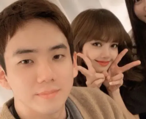 ▲BLACKPINK成員Jisoo的哥哥（左），曾和LISA（右）合照過，還被粉絲稱讚過全家都高顏值，沒想到如今被爆出一連串醜聞。（圖／the qoo）