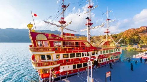 ▲箱根「蘆之湖海盜船」是箱根最熱門的觀光行程之一，以17-19世紀歐洲戰艦為原型打造，航行於箱根最大火山口湖「蘆之湖」。（圖／航典國際旅行社提供）