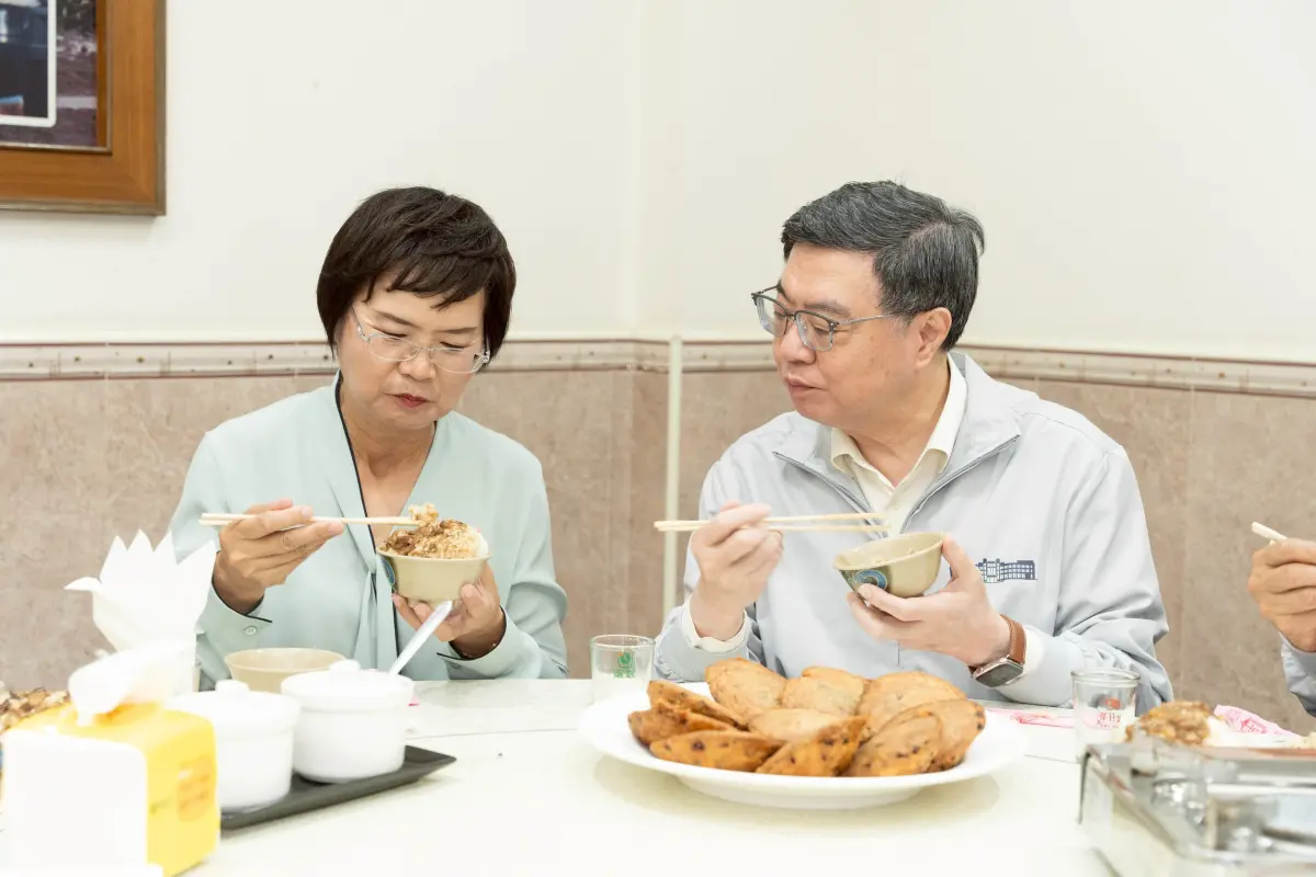 ▲卓榮泰到王功知名的蚵仔酥餐廳體驗在地豬肉美食「炸肉嗲」。（圖／立委陳素月提供，2026.04.18）