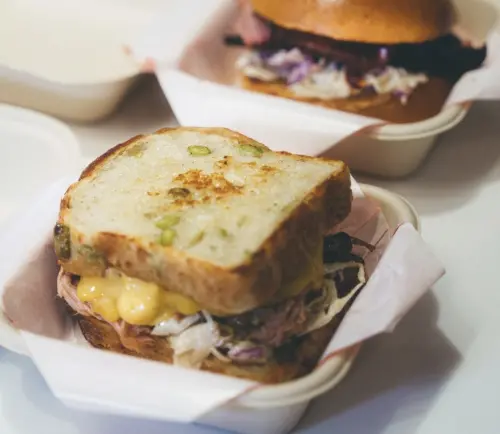 ▲除了傳統麵包，現場還有三明治等，圖為「Taugamma頭家嬤煙燻BBQ」煙燻鹽牛肉 Pastrami 毛豆酸種三明治。（圖／有趣市集提供）