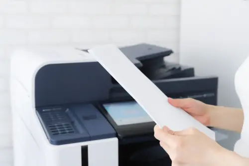▲家中從事影印事業的民眾提到，貼紙、標書、學校考卷、推甄資料或是大圖輸出等才是收入來源。（圖／取自photoAC）