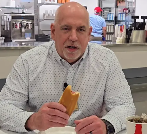 ▲好市多新任執行長瓦克里斯（Ron Vachris）日前在社群媒體影片中，親自下場品嚐這款經典熱狗套餐，更承諾在任內絕對不會讓這個品項漲價。（圖／IG@costco）