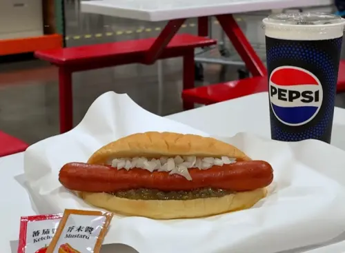 ▲好市多從 1997 年進軍台灣之後，熟食區的熱狗套餐近 30 年來也都維持 50 元銅板價，還在2022年歷經改版。（圖／TAIWAN.COSTCO）