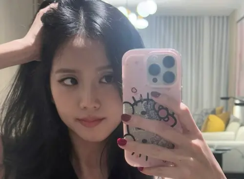 ▲Jisoo曾透露小時候因為長相，而被親戚嘲笑是醜八怪。（圖／IG@sooyaaa__）