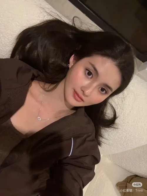 ▲廖思惟多年來不管是私下還是出席各大場合，始終配戴這條充滿意義的項鍊。（圖／廖思惟小紅書）