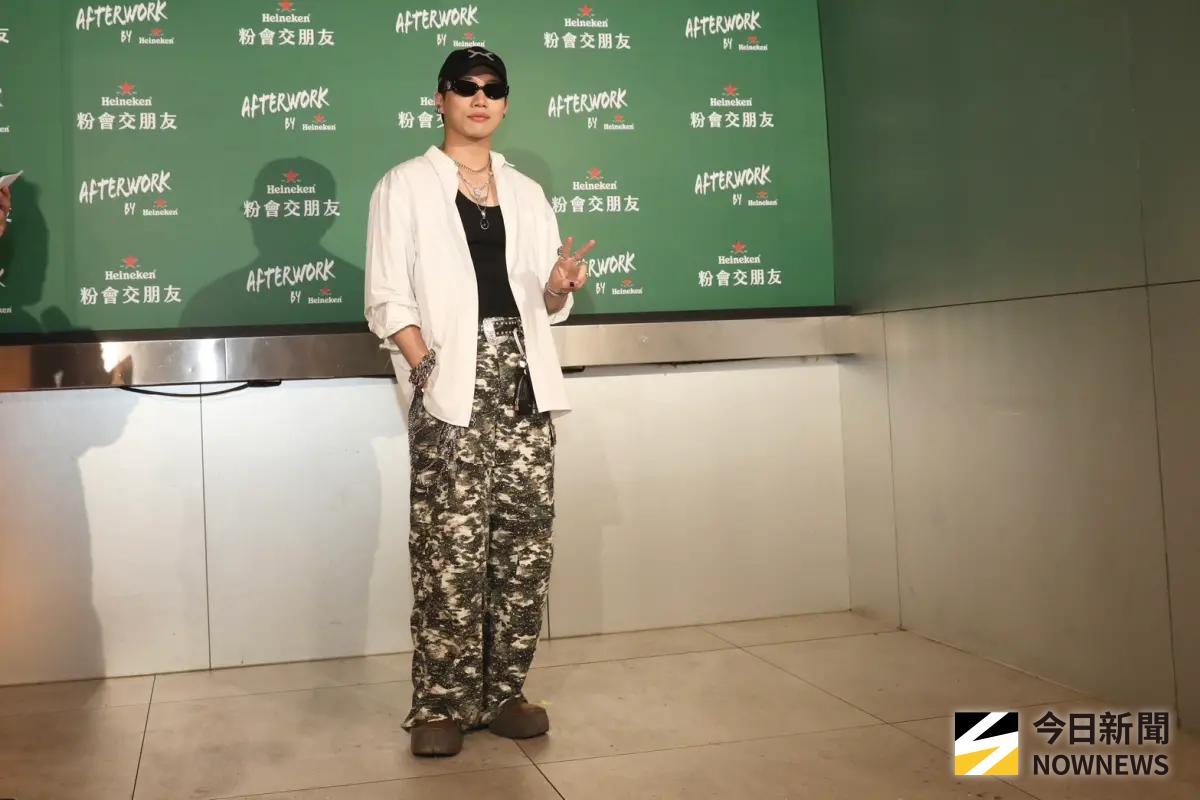 ▲瘦子先前在新歌〈無袂煞〉中，歌詞唱到「他不拜關二哥，ØZI他只勾二嫂」，疑似暗指ØZI（如圖）與吳卓源、瘦子表哥過往的感情糾紛。對此ØZI今被問到此事表情突變，接著快速起身離開。（圖／記者邱曾其攝影）