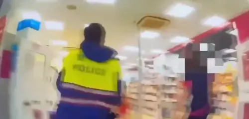 ▲ ▲ 18日發生一起脫序事件，北市一名男子借充電器遭拒竟在寶雅門口燒金紙，警方到場將人逮補。（圖／翻攝畫面）