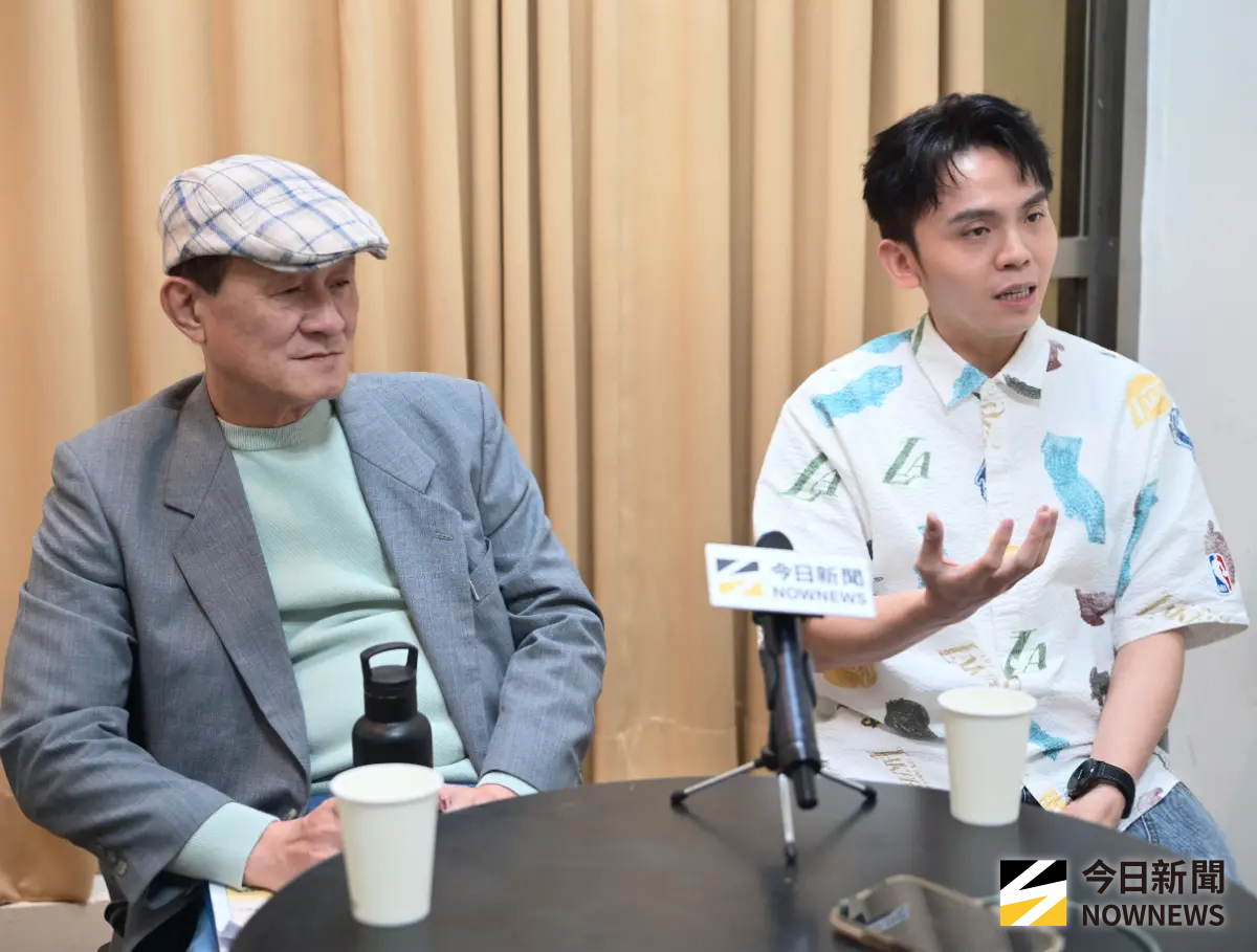 ▲陳慕義（左）與黃豪平（右）現身第26屆花樣年華全國青少年戲劇節的「階段性展演」擔任評審，樂見學生的天馬行空創意，認為被批評也是種學習。（圖／記者林柏年攝）