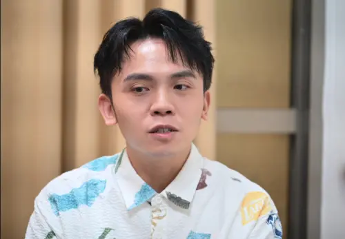 ▲黃豪平之前在網上發喜劇專場巡演的催票文，標註「台灣區」招來部分網友抨擊，他解釋自己用字不當，已經道歉、修改文章，認為公眾人物要習慣被外界高度檢視。（圖／記者林柏年攝）