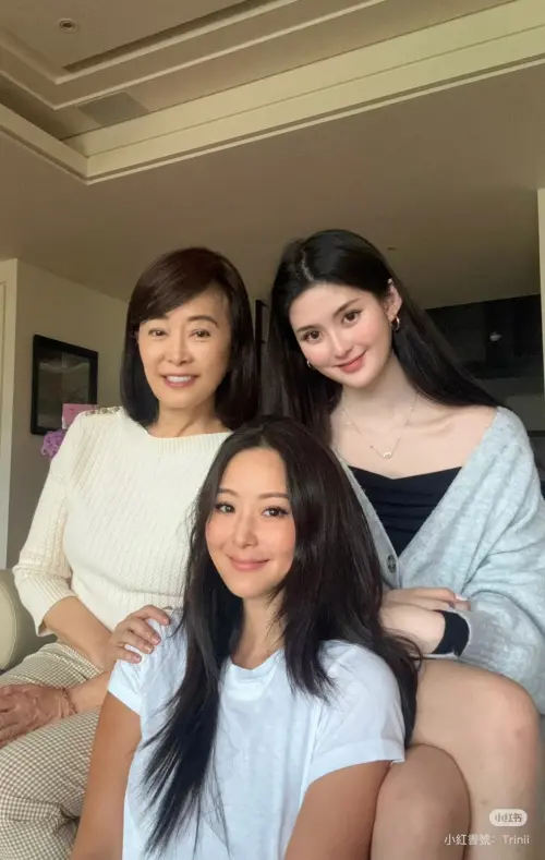 ▲何念慈（後排左起）、廖思惟、孫芸芸（前）祖孫三代合影。（圖／廖思惟小紅書）