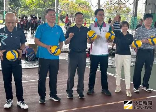 ▲台灣電力公司鳳山區營業處舉辦第8屆台電盃排球錦標賽，在鳳山區營業處處長黃明舜(左3)與高雄市政府運動發展局主任秘書林建良(右3)、高雄市福誠高中校長夏日新(左2)等人開球揭開序幕。(圖／記者黃守作攝，2026.04.18)
