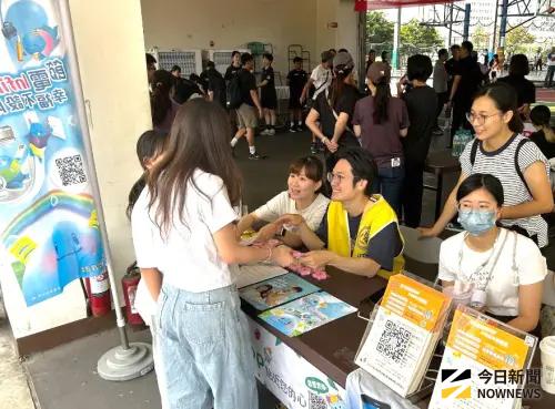 ▲台電公司鳳山區營業處節電課由課長余智虹率課員楊文鳳等人到場進行節電宣導。(圖／記者黃守作攝，2026.04.18)