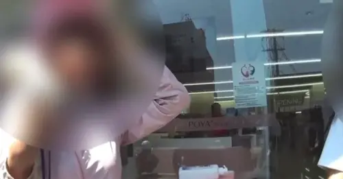 ▲ 12日高雄市路竹區的寶雅發生衝突事件，2名女子因排隊結帳爆衝突，口角升級為互毆，當街扯髮甩巴掌，雙方掛彩互告。（圖／翻攝畫面）