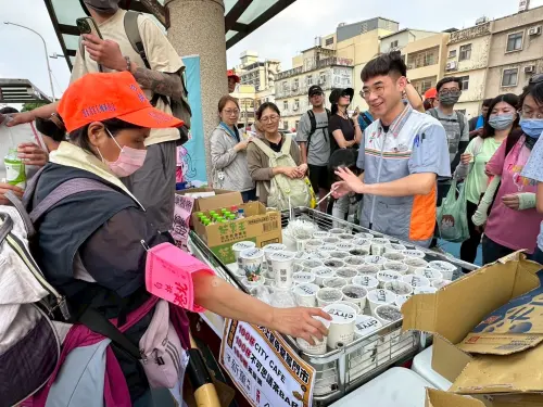 ▲7-11新童門市刻免費送出100杯中杯美式、100顆茶葉蛋、100 杯不思議茶Bar特大杯青茶。（圖／7-11提供）