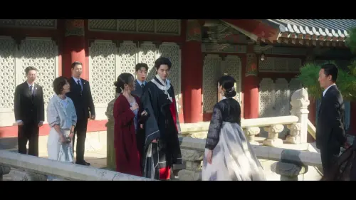 ▲《21世紀大君夫人》中，不管未婚妻IU發生什麼問題，邊佑錫無條件支持老婆。（圖／翻攝Disney+）