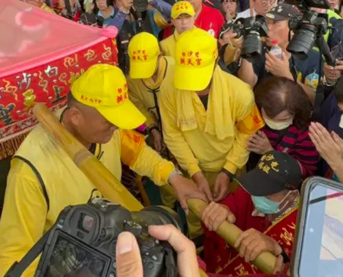 白沙屯媽祖衝進童綜合醫院賜福！見住院中86歲爐主　香燈腳超感動