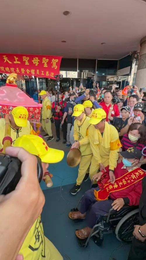 ▲傍晚 16 點 40 分粉紅超跑突然大轉彎，停駕在梧棲區童綜合醫院。（圖／白沙屯拱天宮臉書）