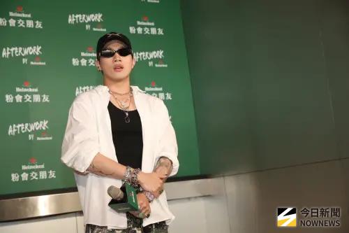 ØZI寫歌告白辣女友！穩交3年被問結婚計劃回應　笑容藏不住