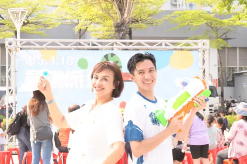 ▲ 立法委員邱議瑩也到場參加活動並肯定林浤澤將互動關卡融入教育知識的設計。（圖／前鎮區明孝里里長林浤澤提供）