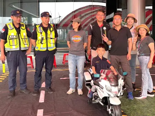 ▲高雄港警總隊在現場辦小小警車活動，吸引民眾親子參與。(圖／高雄港務分公司提供)