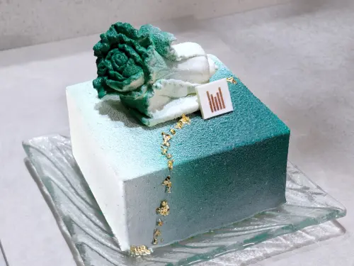 ▲台中日月千禧酒店母親節蛋糕「翠玉之禮」，外觀好似「翠玉白菜」。（圖／台中日月千禧酒店提供）