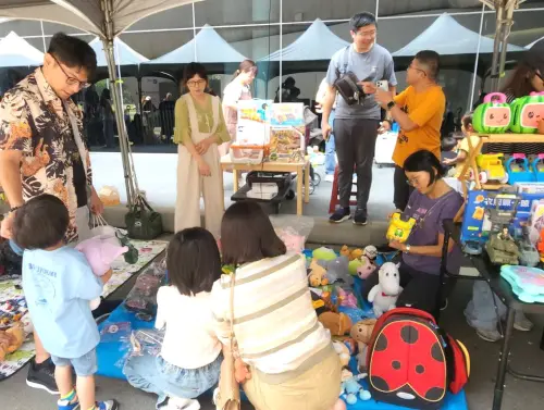 ▲民眾在港務公司親子二手市集尋寶。(圖／高雄港務分公司提供)