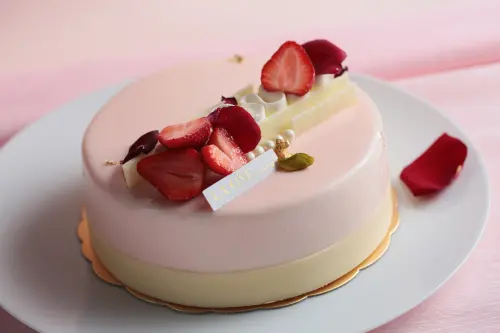 ▲「LA ONE Bakery」今年以「花香入味」為主題，推出全新6吋母親節蛋糕，使用在地有機可食用花朵。（圖／LA ONE Bakery提供）