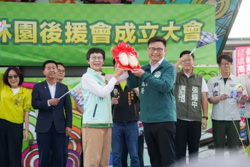 ▲ 擔任賴瑞隆林園後援會總會長的林岱樺也致贈象徵「好彩頭」的菜頭予賴瑞隆，期許共同團結守住高雄。（圖／立委賴瑞隆辦公室提供）