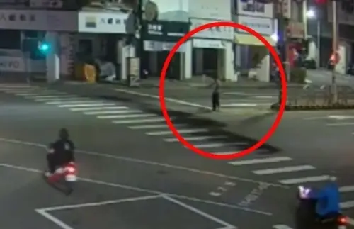 台中深夜詭異一幕！點滴男站路中央一動不動　背後原因曝光