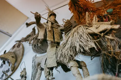 ▲林黃嬌將藺草編從平面轉化為立體，這種更為自由的創作方式，將藺草編從日常用途化為藝術品。（圖／台東縣政府文化處）