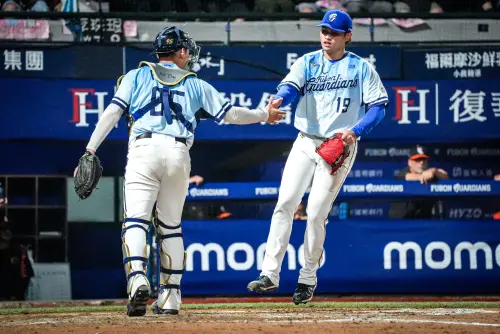 張奕關鍵「拆彈」！2球製造雙殺化解滿壘危機　富邦1：0完封統一